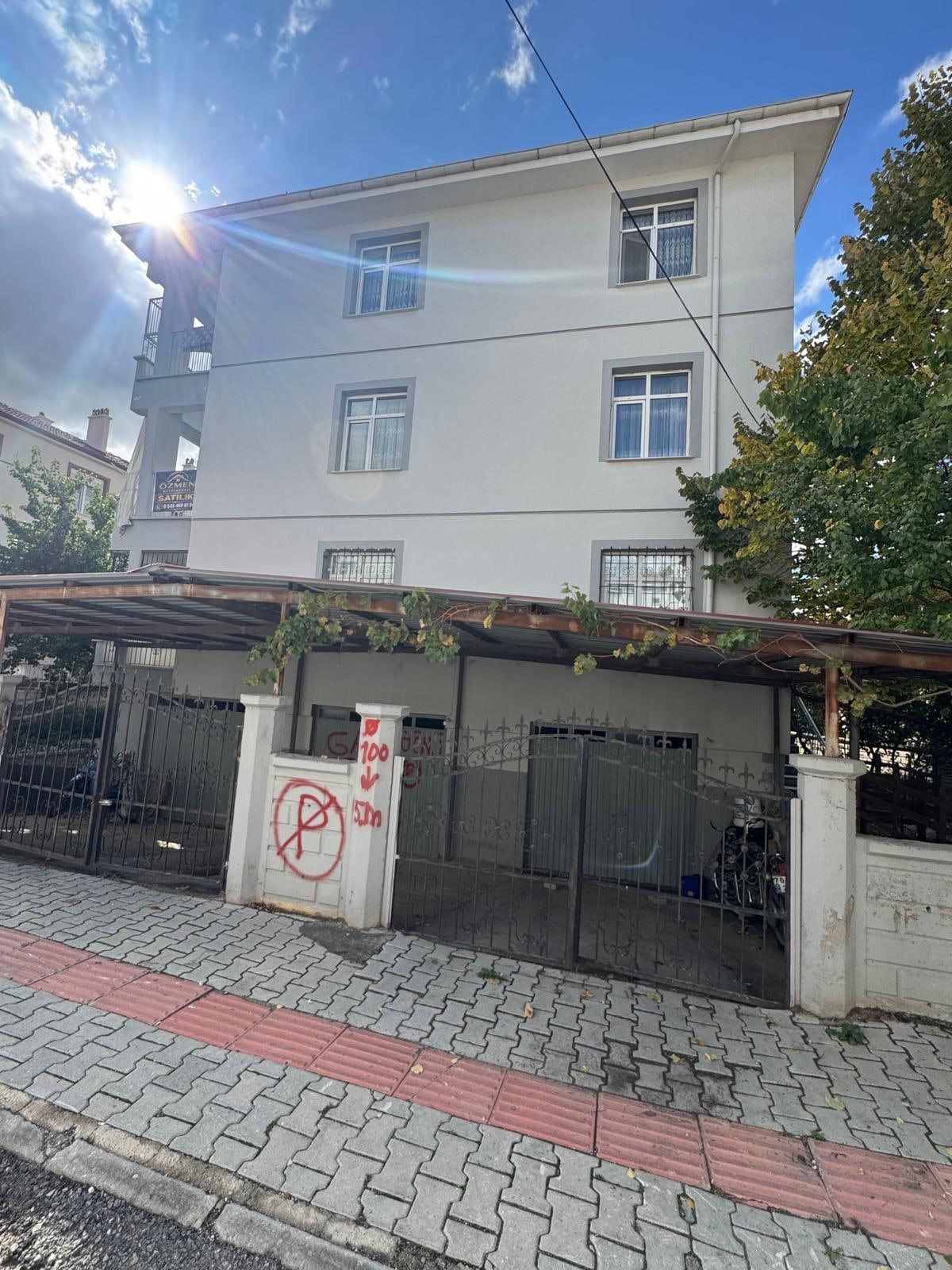 Satılık Daire Siyahser Mahallesinde 3+1 165m2 Ara Kat — fotoğraf 5