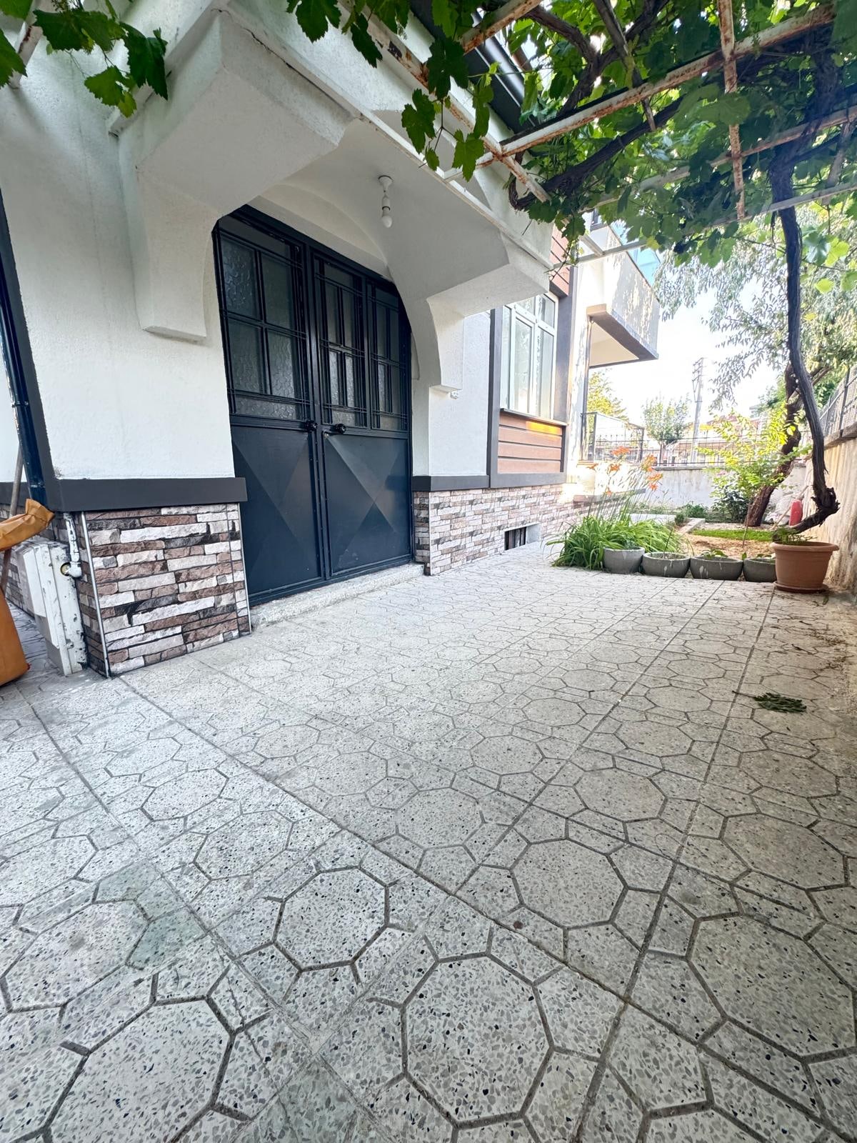 Satılık Larende Merkezde 2 Katlı 2+1 130m2 Kombili Bahçeli Bina — fotoğraf 3