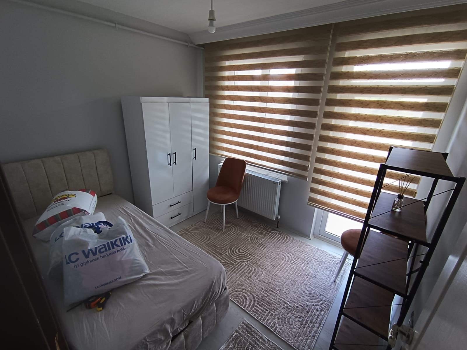 KARAMAN MERKEZ TAPTUKEMRE MAHALLESİ KİRALIK EŞYALI 1+1 APART DAİRE GENİŞ BALKON ÖNÜ AÇIK OTOBÜS VE DOLMUŞ DURAĞINA YAKIN SAĞLIK OCAĞI MARKET YAKININDA