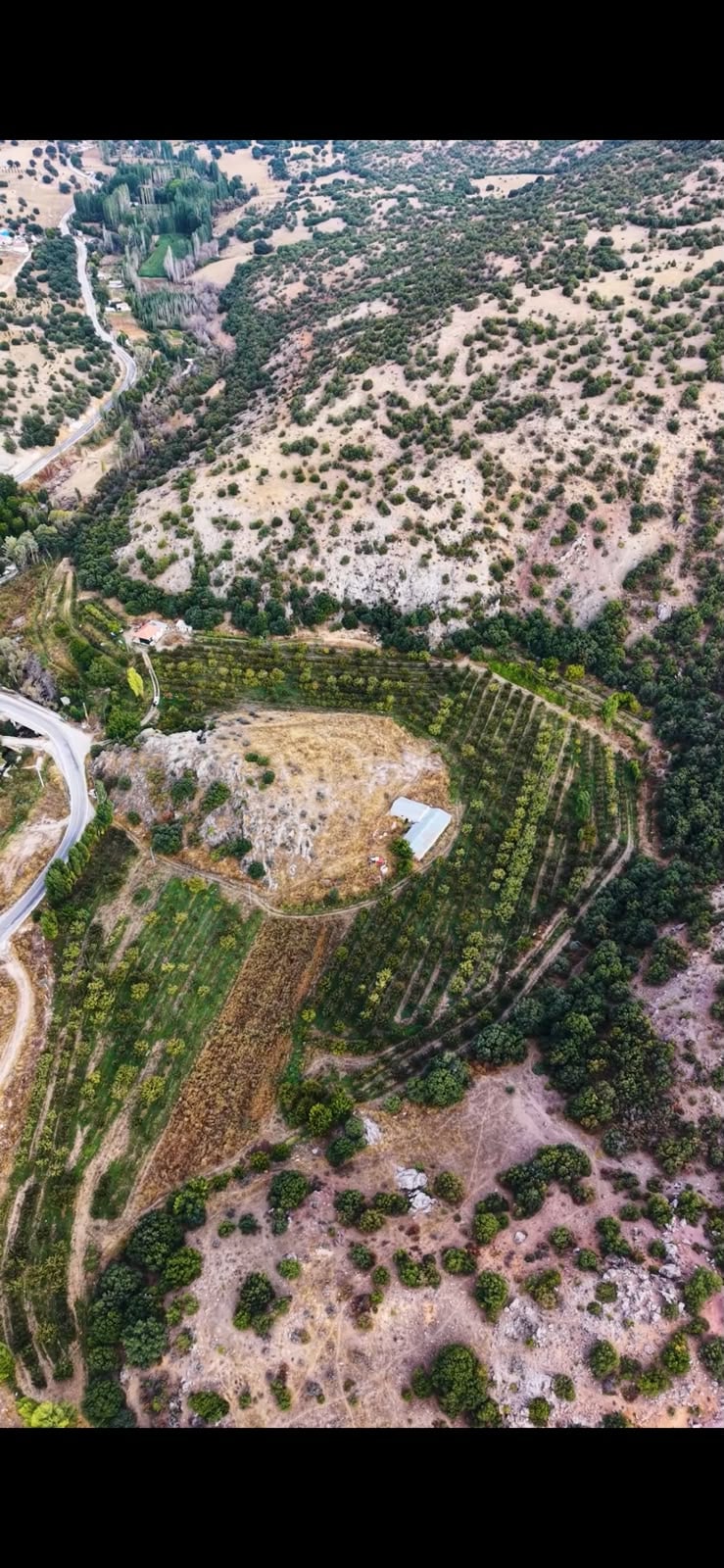 Akköprü’de Dere Kenarında, Evi Ve Elma Bahçesi Bulunan 54.725 M² Mülk