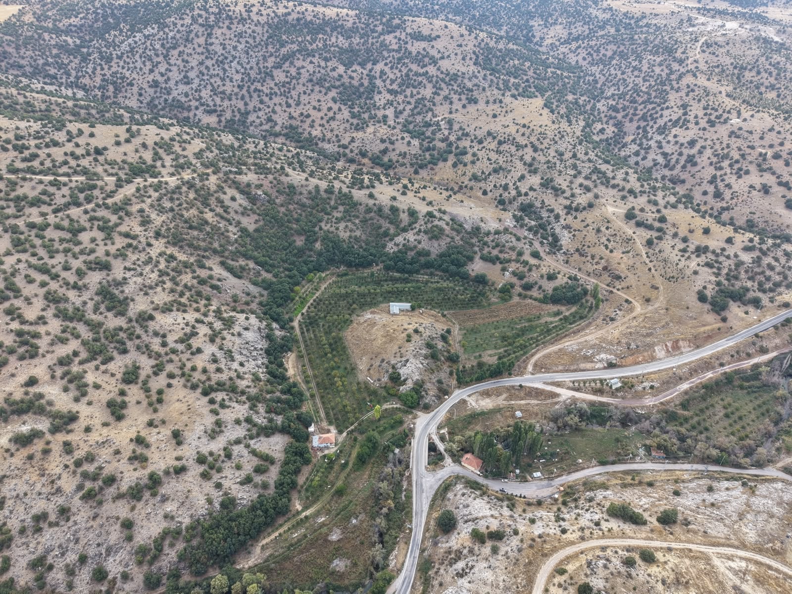Akköprü’de Dere Kenarında, Evi Ve Elma Bahçesi Bulunan 54.725 M² Mülk — görsel 3