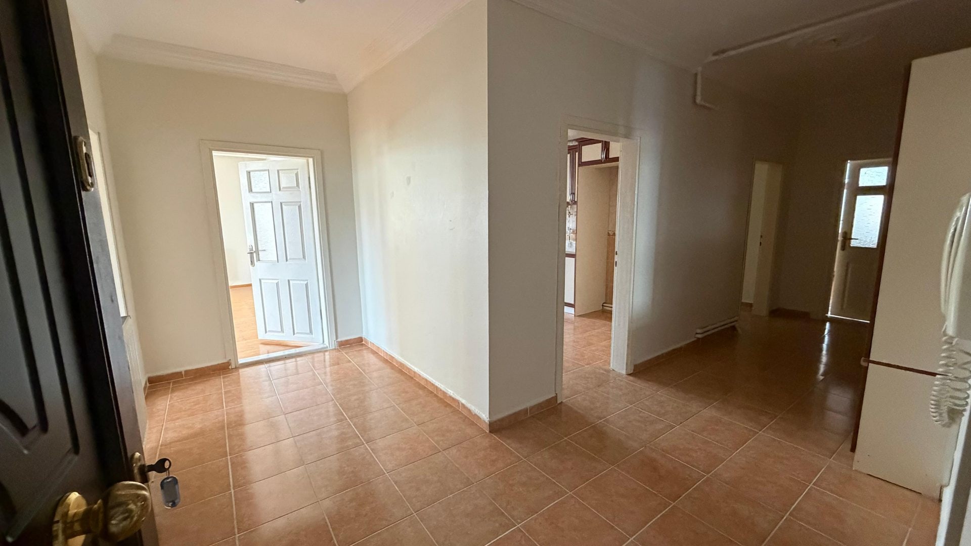 Karaman Merkez Prireis Mahallesi 3+1 Arakat 170 M2 Dairede 3 Balkon Var Bakımlı Masrafsız Aile Apartmanı — görsel 3