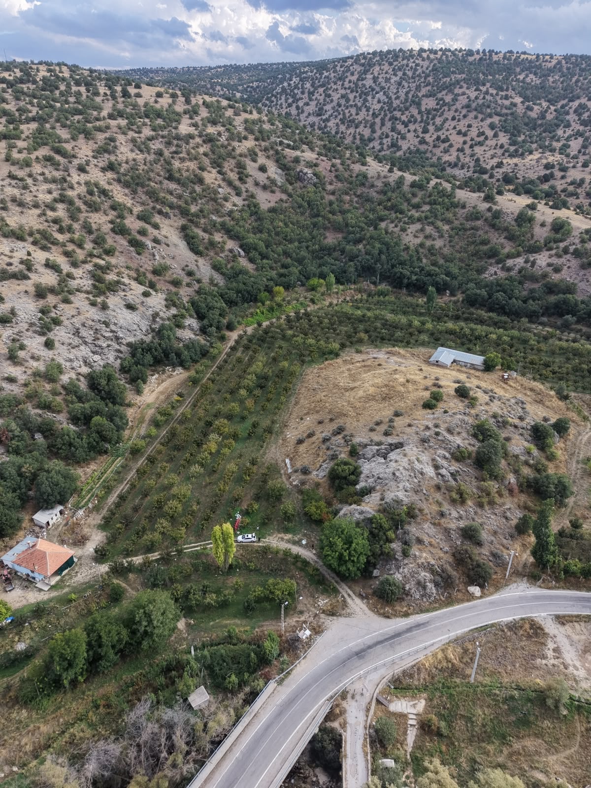 Akköprü’de Dere Kenarında, Evi Ve Elma Bahçesi Bulunan 54.725 M² Mülk — görsel 4