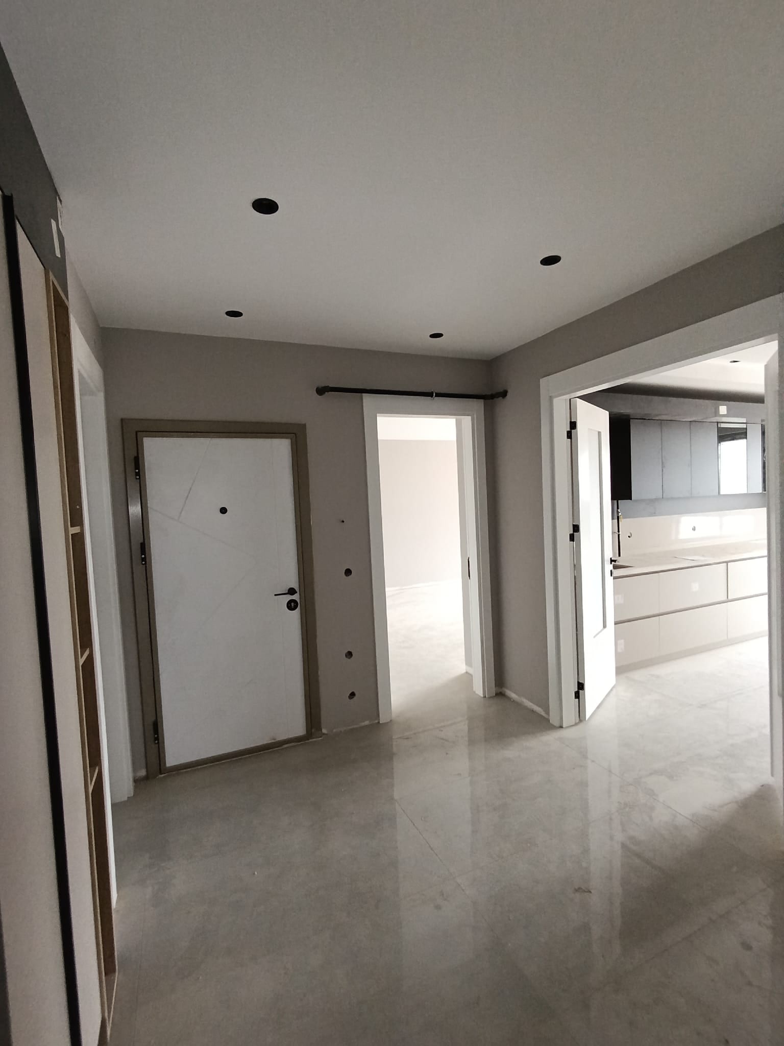 Karaman Merkez Yenişehir Mah 3+1 Sıfır Arakat Güney Doğu Cephe Site İçerisinde Ebeveyn Banyo Giyinme Odası Kiler Girişte Rüzgarlık — görsel 4