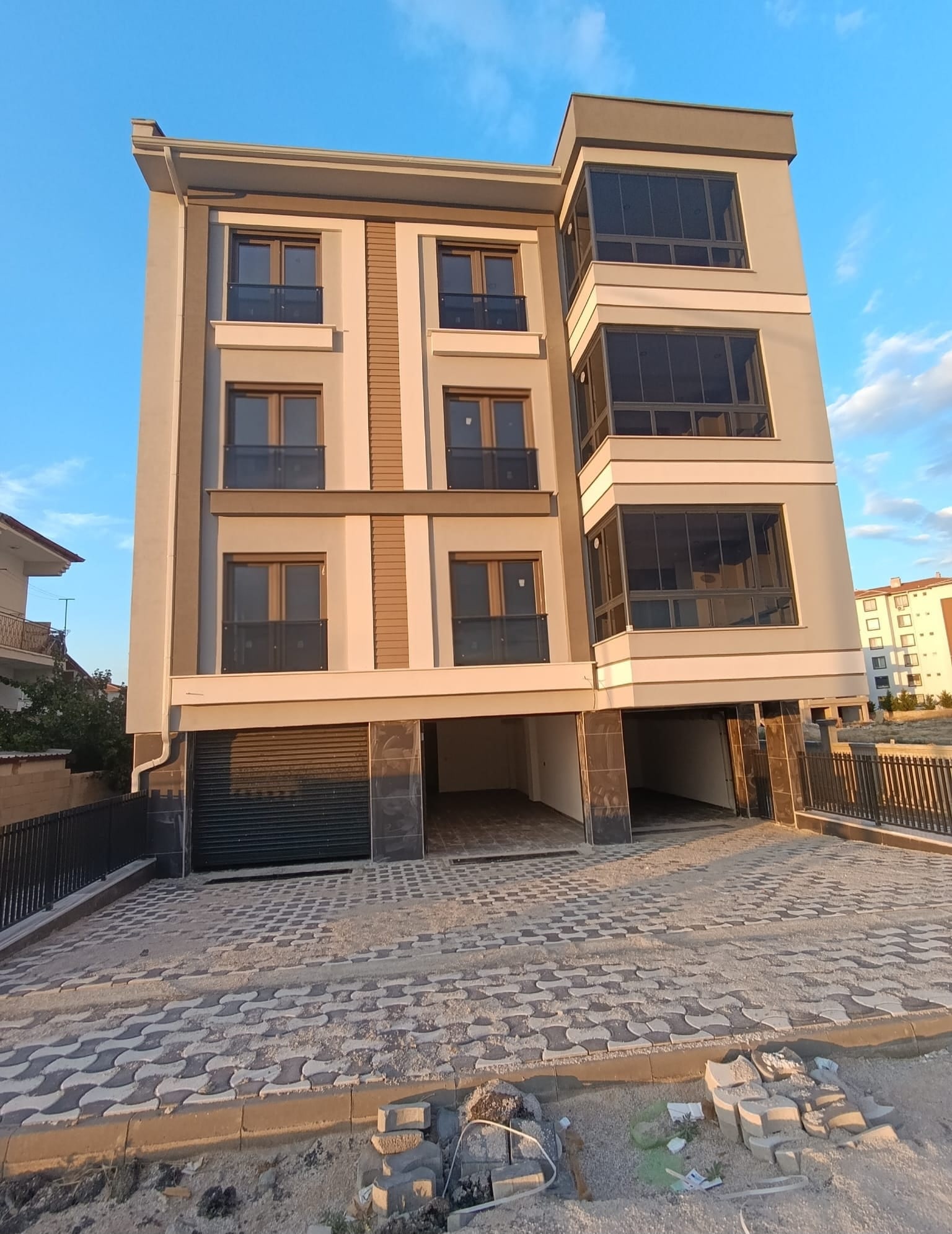 Karaman Merkez Yenişehir Mahallesi Satılık 3+1 Bireysel Garaj Ve Kiler Yerden Isıtma Kızartma Mutfak Mutfak Balkon Camla Kapalı Binada Toplam 3 Daire Var
