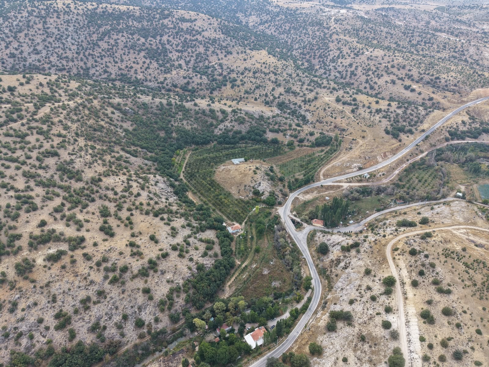Akköprü’de Dere Kenarında, Evi Ve Elma Bahçesi Bulunan 54.725 M² Mülk — görsel 8