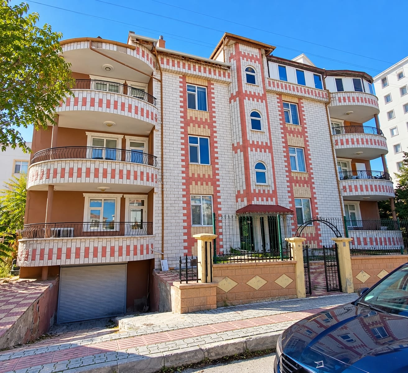 Karaman Merkez Prireis Mahallesi 3+1 Arakat 170 M2 Dairede 3 Balkon Var Bakımlı Masrafsız Aile Apartmanı