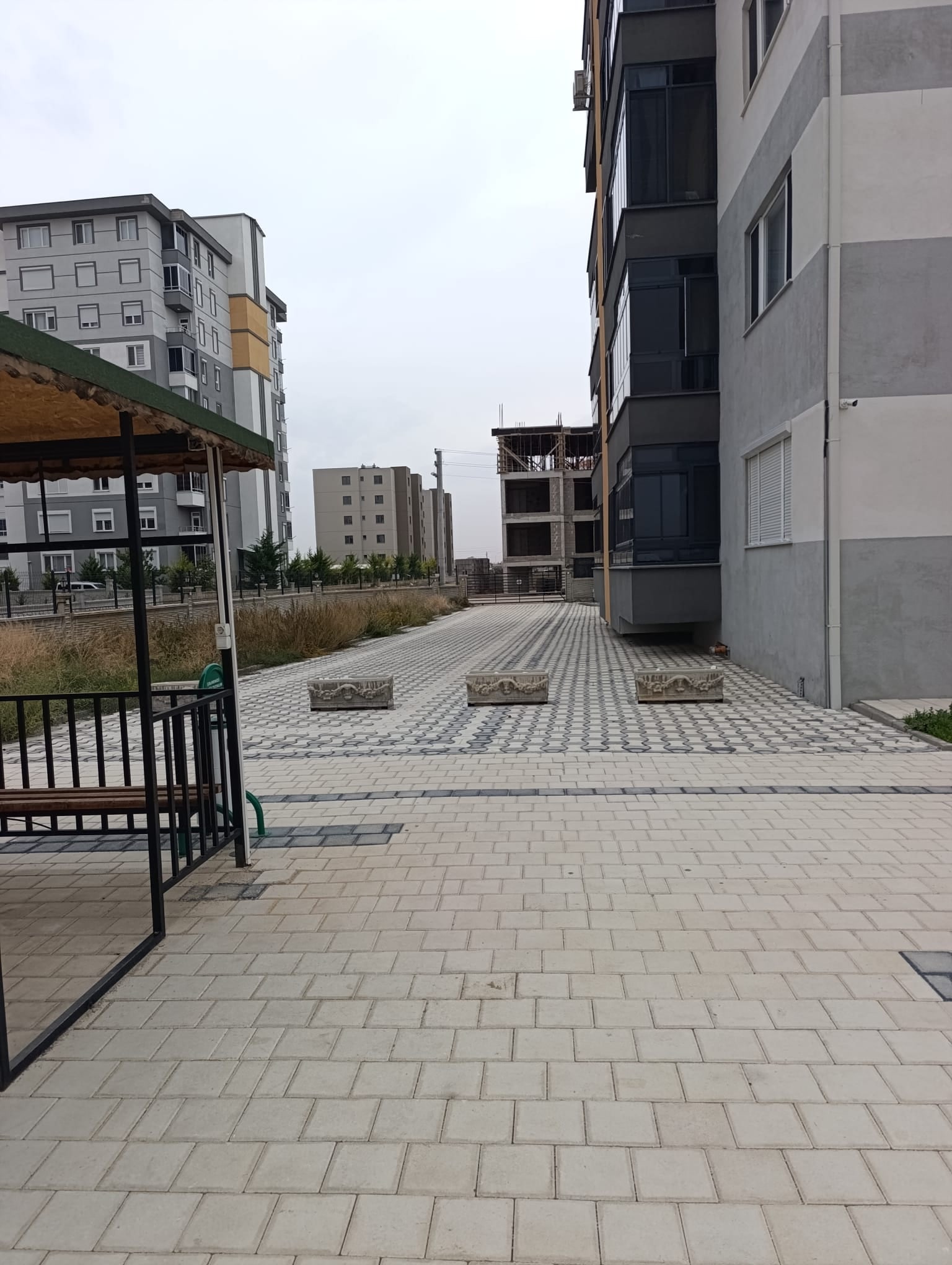 Karaman Merkez Yenişehir Mahallesi 3+1 Site İçerisinde Açık Ve Kapalı Otopark Çocuk Oyun Alanı Kiler Mevcut Geniş Balkon — görsel 4