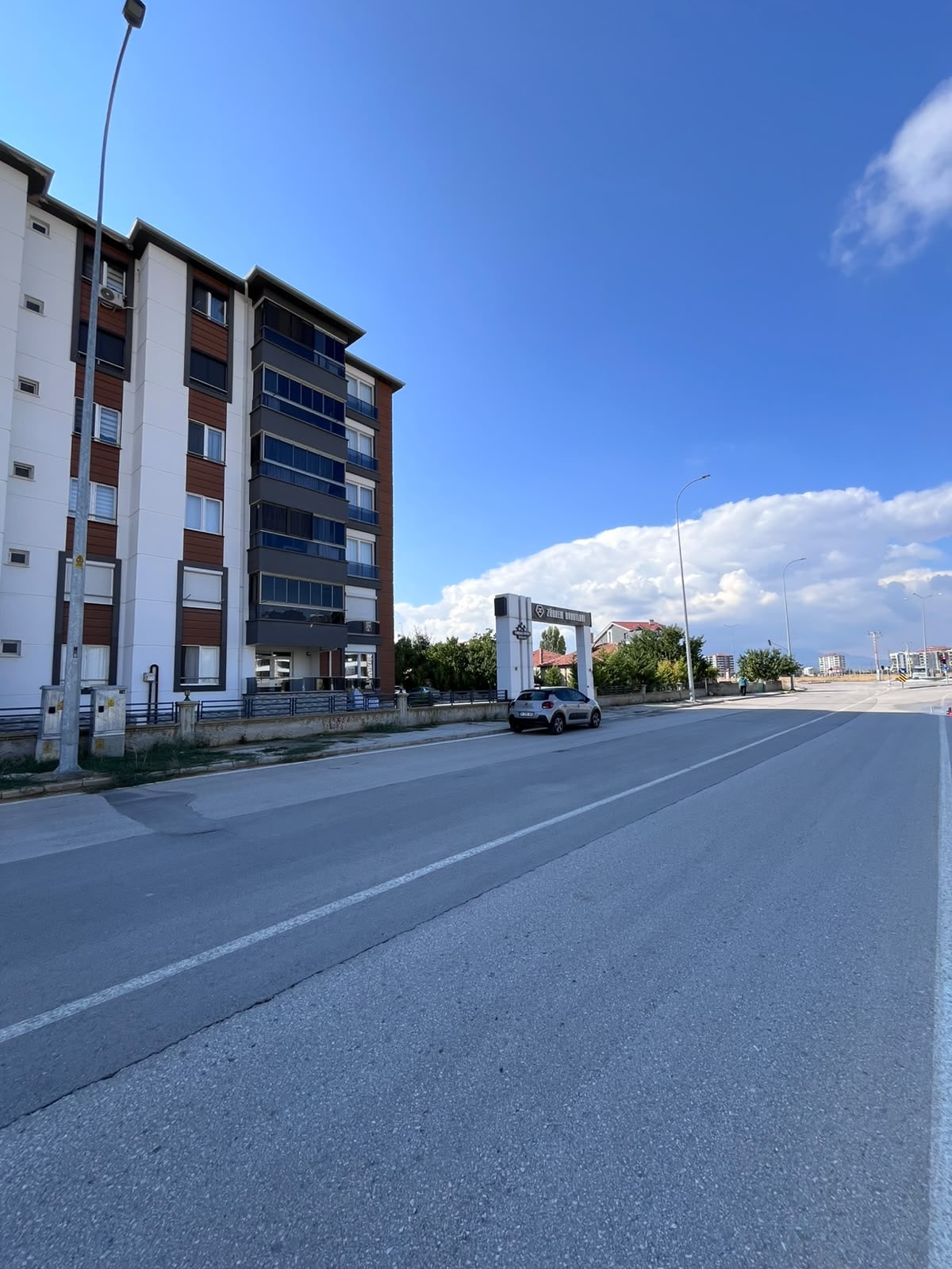 EMLAKNOMİ'den  🏡 SATILIK 3+1 GENİŞ VE FERAH DAİRE – YENİŞEHİR MAHALLESİ