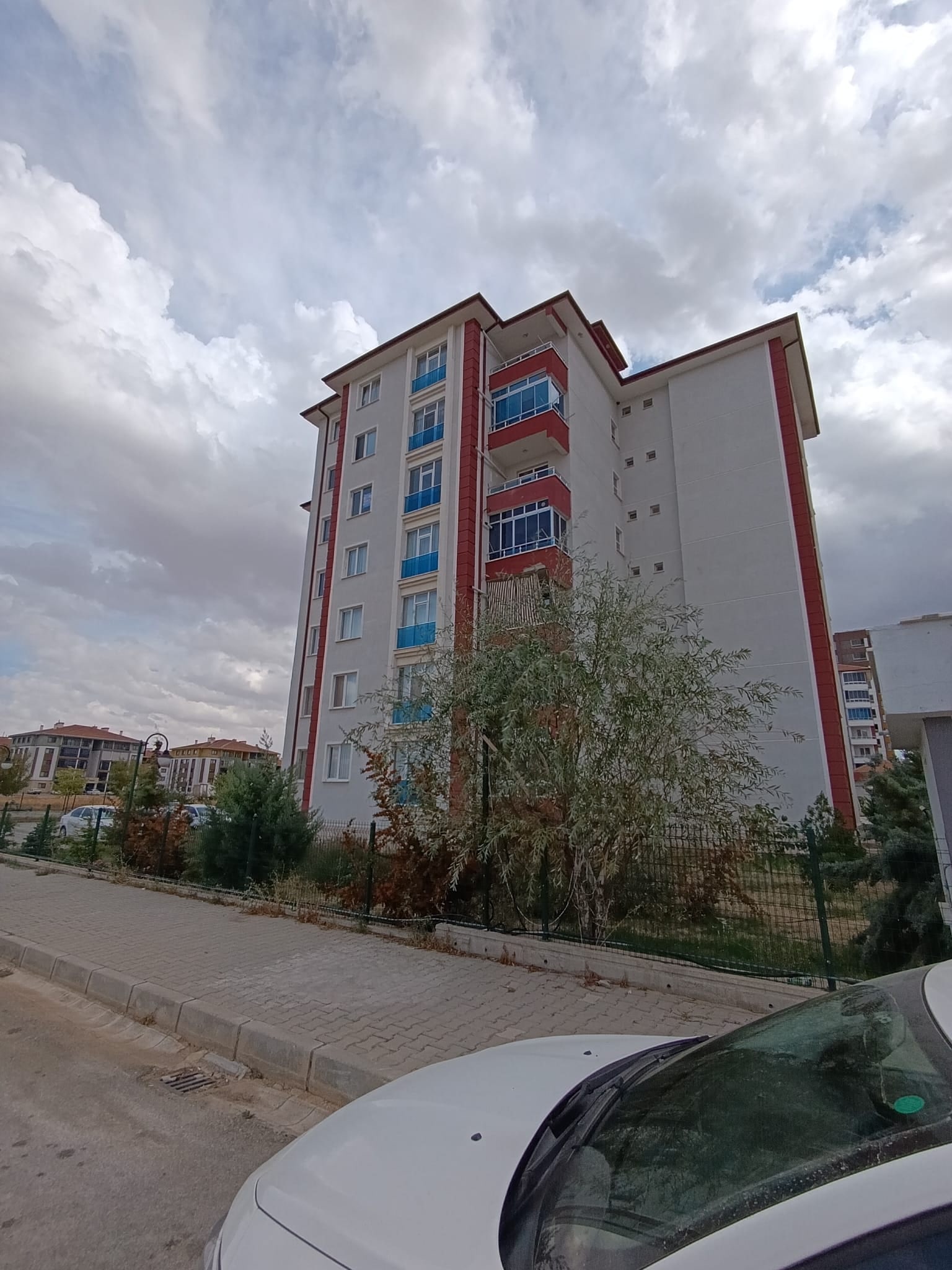 KARAMAN MERKEZ BAŞAKŞEHİR MAHALLESİ KİRALIK 3+1 SİTE İÇERİSİNDE ARAKAT GÜVENLİK KAMERASI ÇOCUK OYUN ALANI 