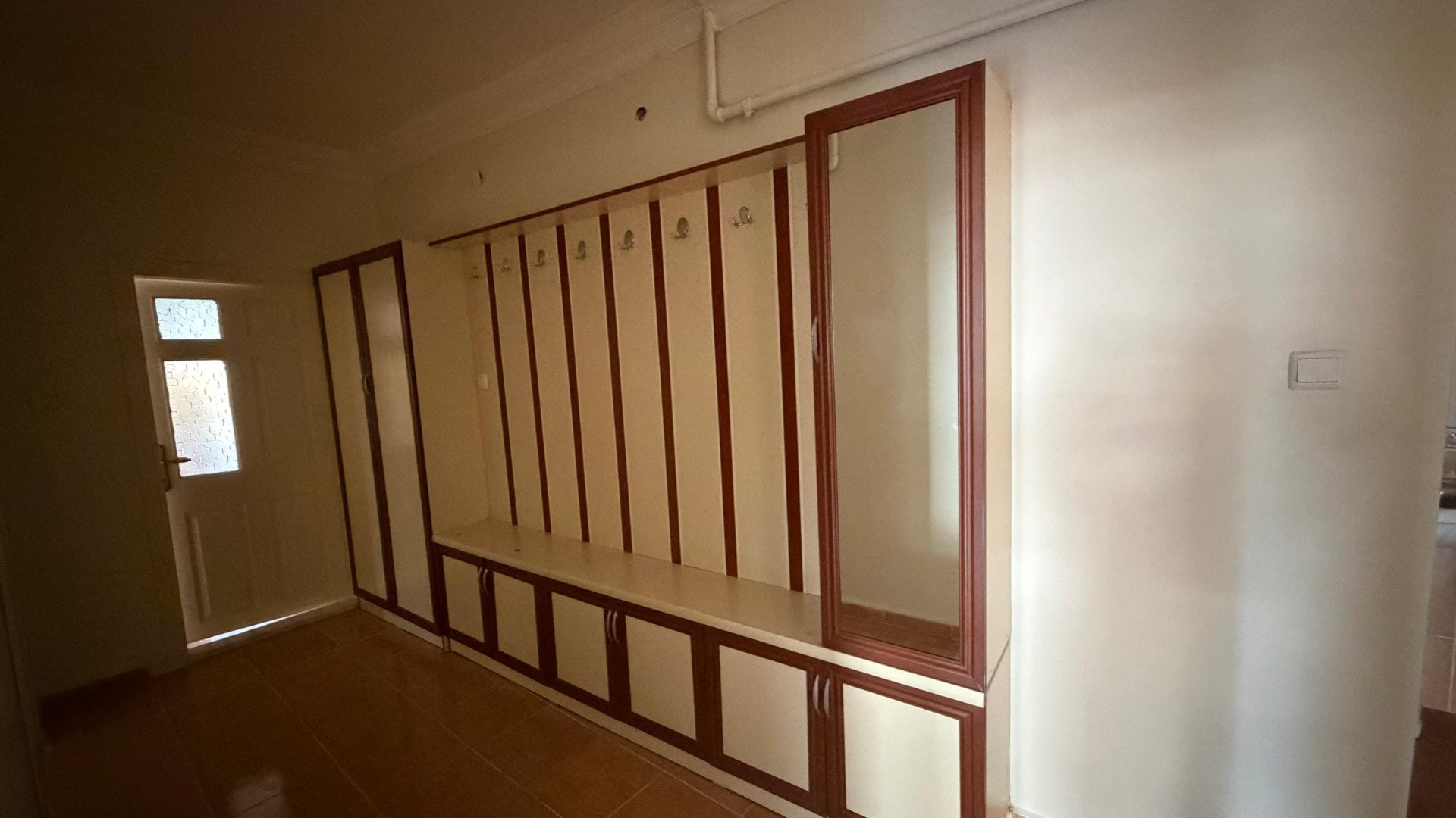 Karaman Merkez Prireis Mahallesi 3+1 Arakat 170 M2 Dairede 3 Balkon Var Bakımlı Masrafsız Aile Apartmanı — görsel 4