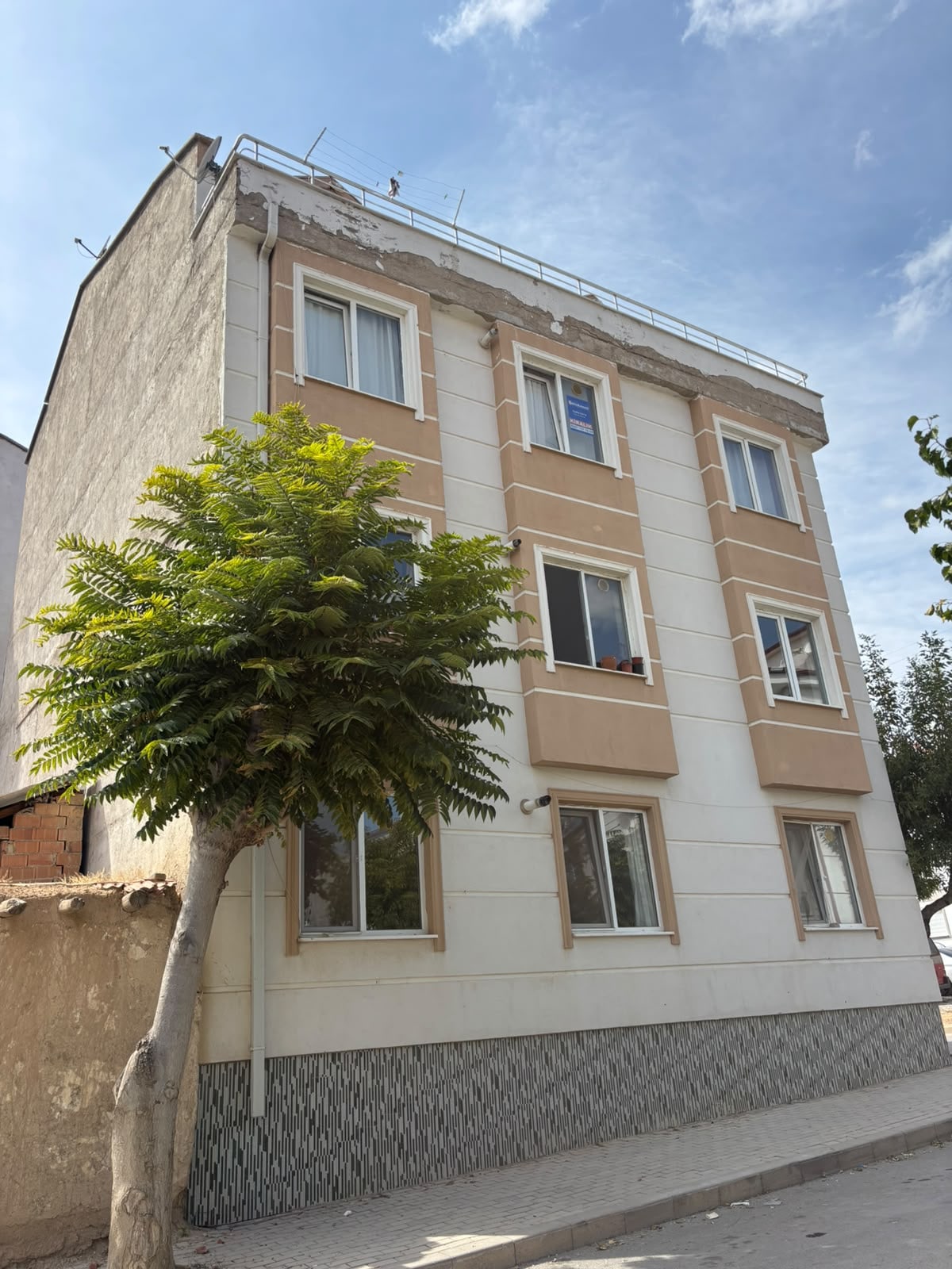 EMLAKNOMİ'den  KIRBAĞI MAHALLESİ 1+1 EŞYALI KİRALIK APART