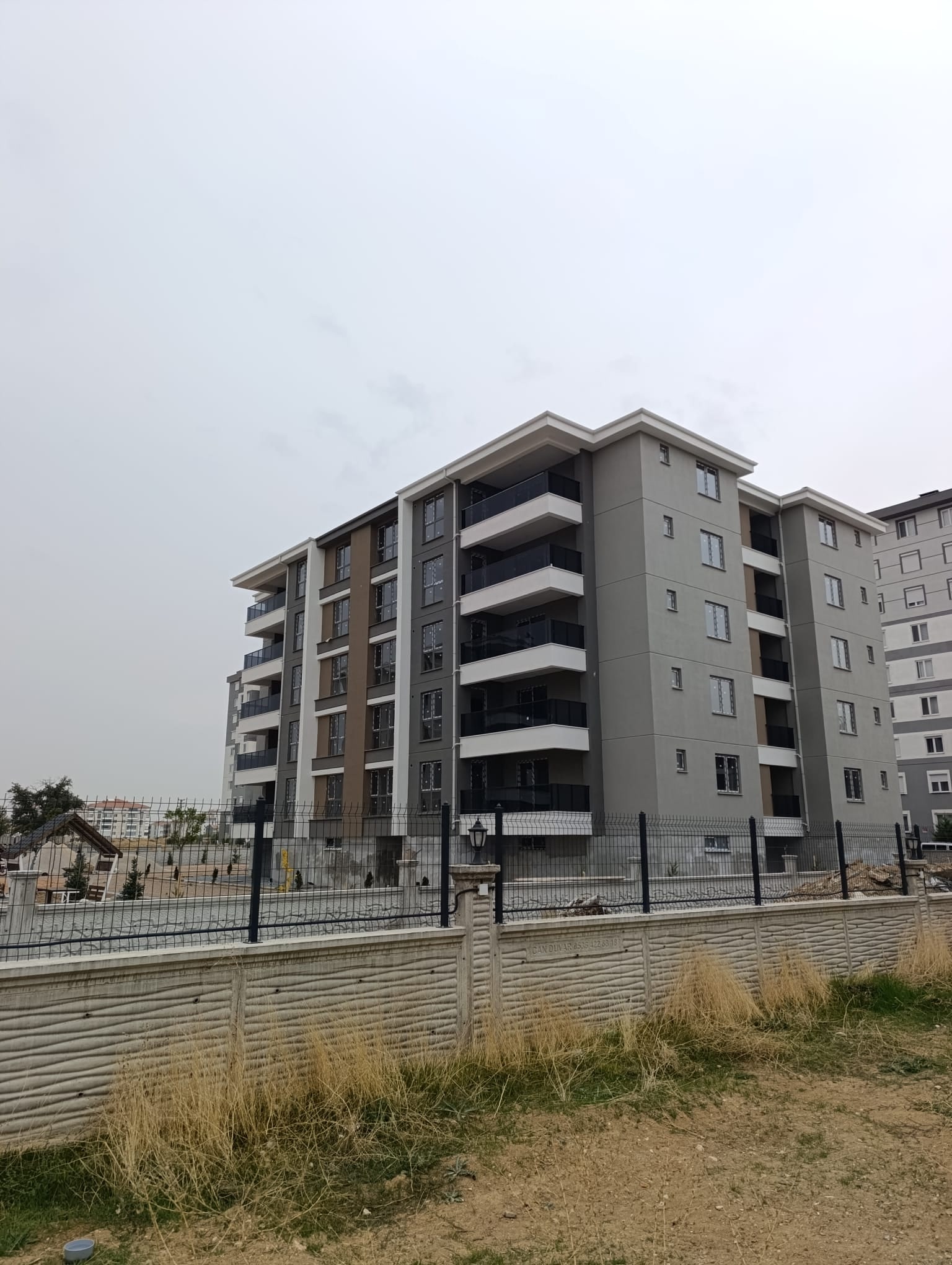 Karaman Merkez Yenişehir Mah 3+1 Sıfır Arakat Güney Doğu Cephe Site İçerisinde Ebeveyn Banyo Giyinme Odası Kiler Girişte Rüzgarlık — görsel 2