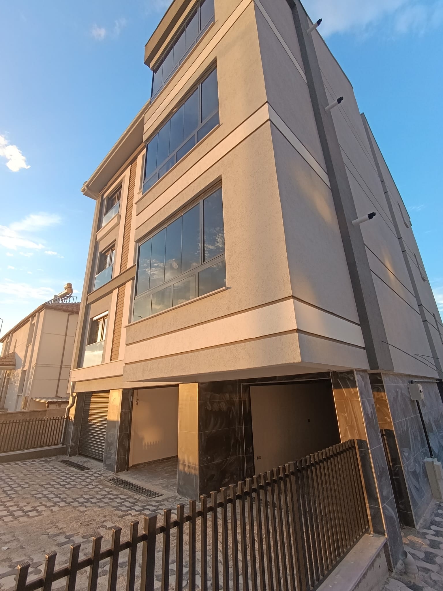 Karaman Merkez Yenişehir Mahallesi Satılık 3+1 Bireysel Garaj Ve Kiler Yerden Isıtma Kızartma Mutfak Mutfak Balkon Camla Kapalı Binada Toplam 3 Daire Var — görsel 11