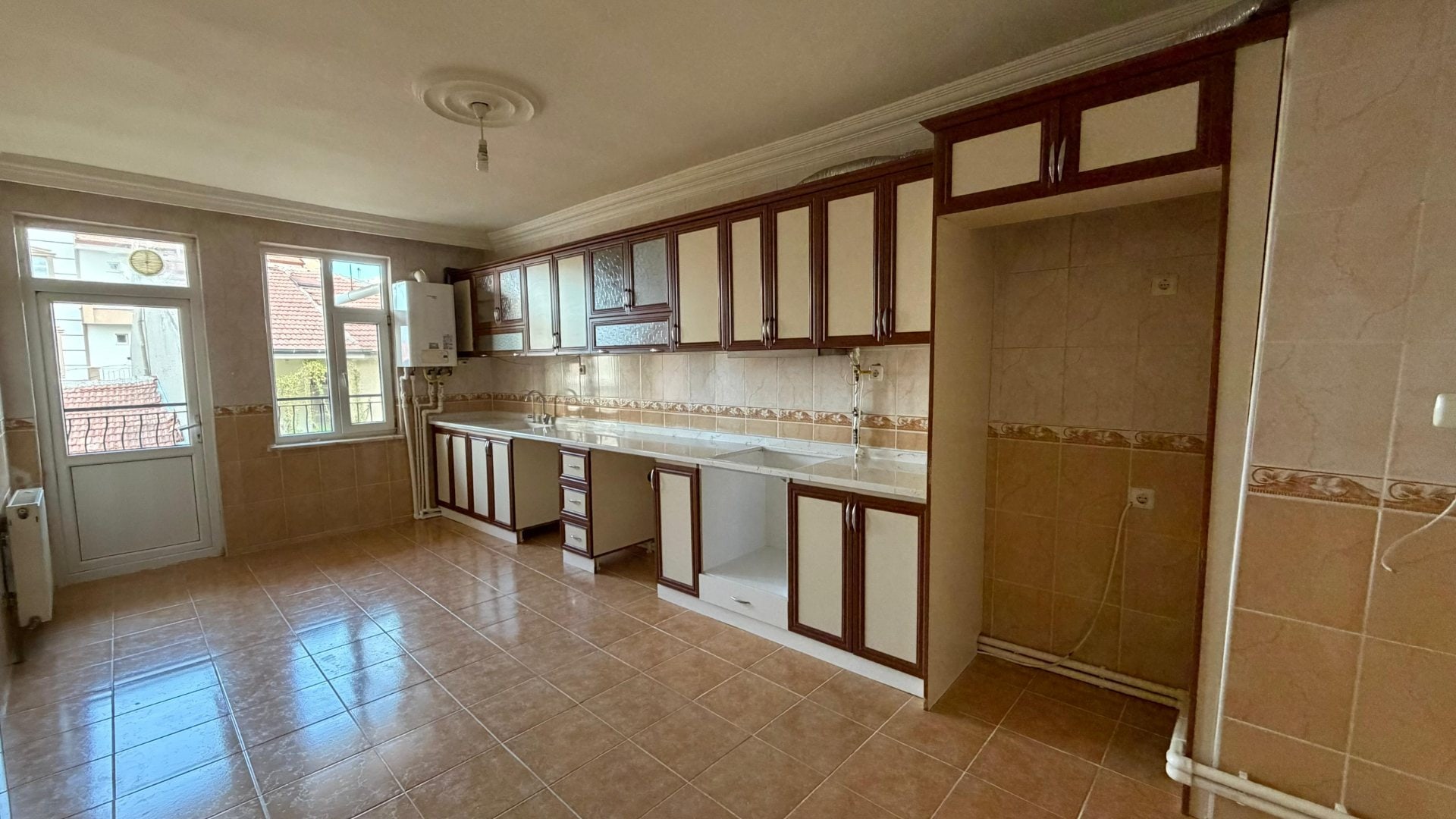 Karaman Merkez Prireis Mahallesi 3+1 Arakat 170 M2 Dairede 3 Balkon Var Bakımlı Masrafsız Aile Apartmanı — görsel 2