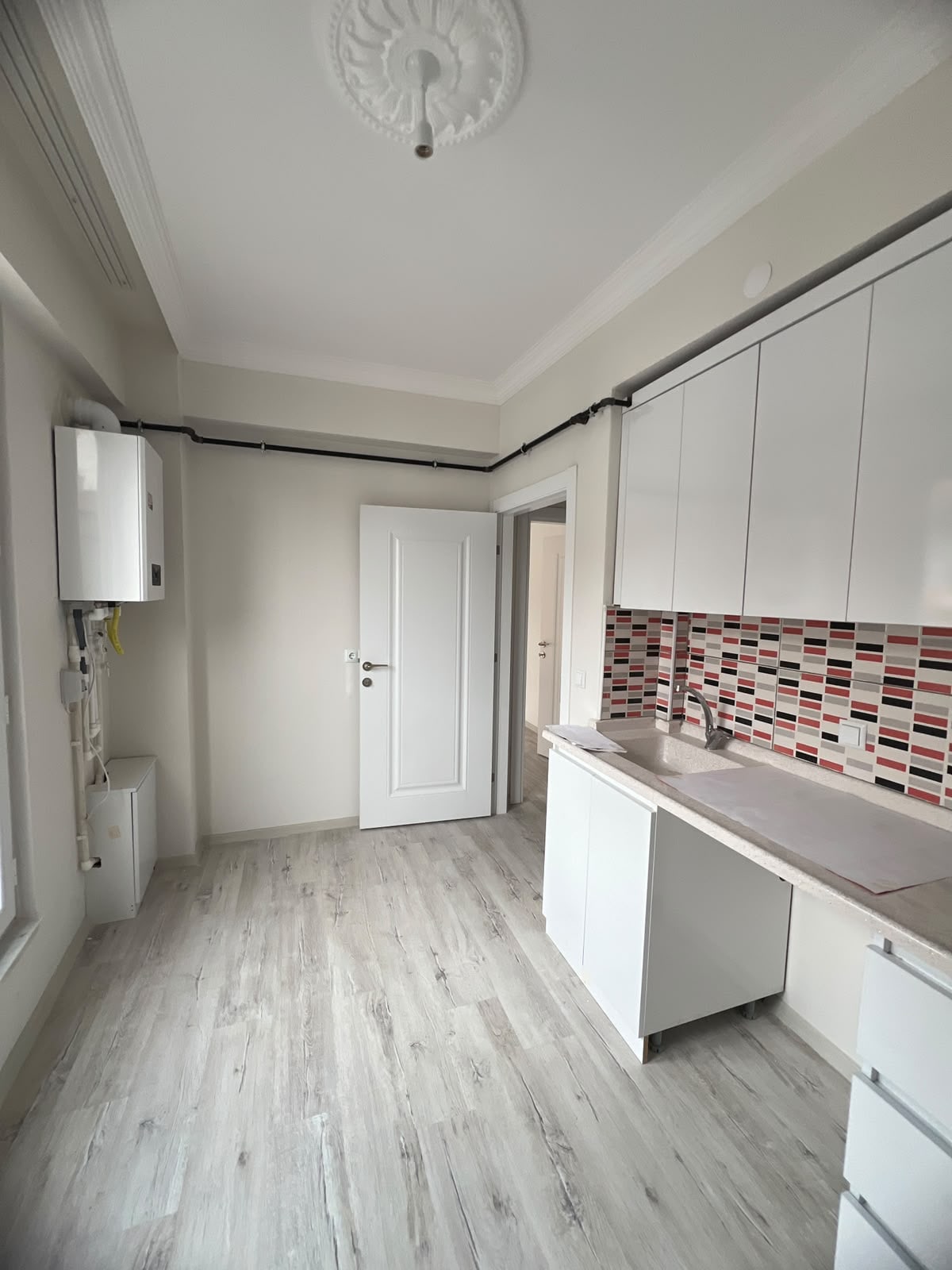 Kiralık Karaman Merkez Mahmudiye'de 2+1 71m² Sıfır Aydınlık Balkonlu Asansörlü Otoparklı Daire — görsel 2