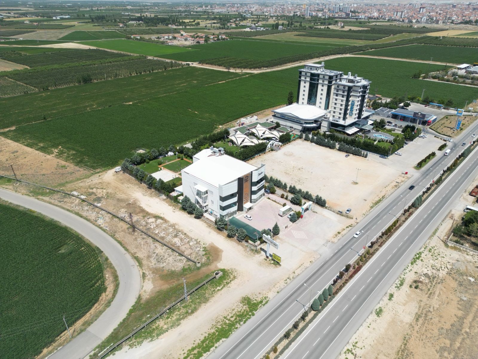 Karaman Konya Yolu 5.km De Yola Sıfır Yatırımlık 4.555 M2 Ticari Arsa — görsel 2