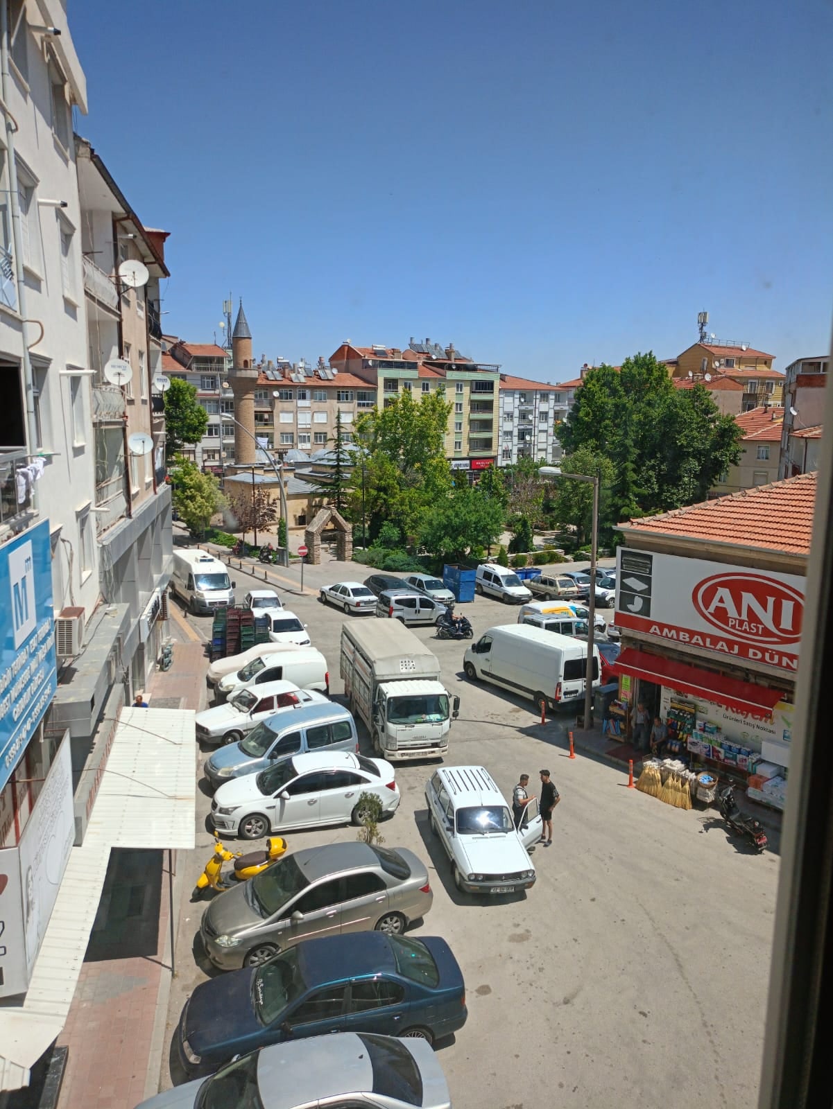 Çarşı Merkezde Çift Cepheli Toplam 337 M2 3 Katlı Komple Satılık İşyeri — görsel 3